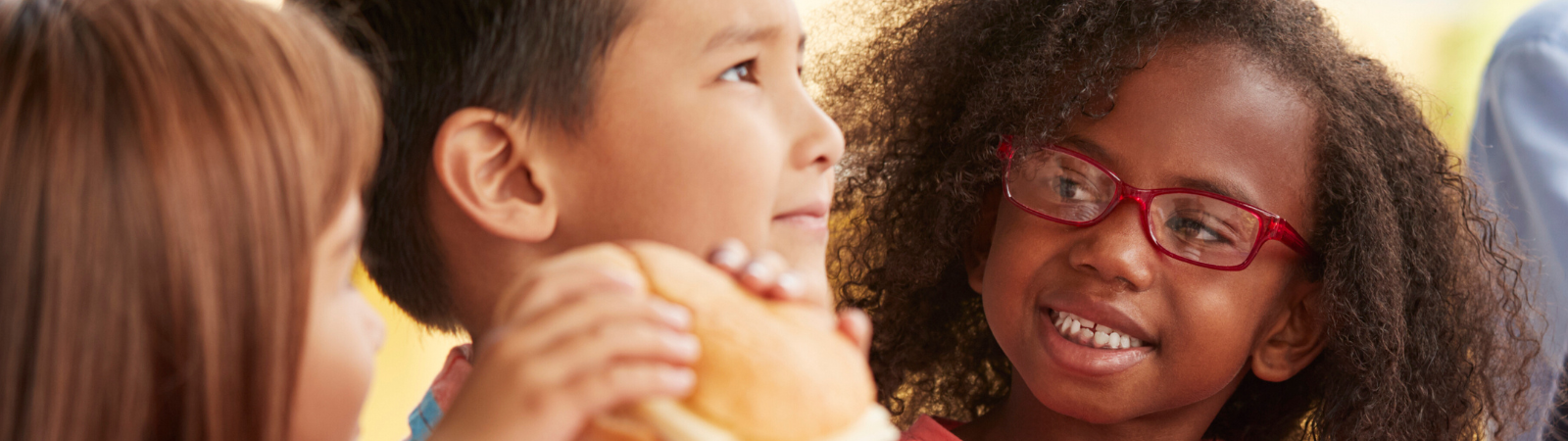 Kids eating lunch together